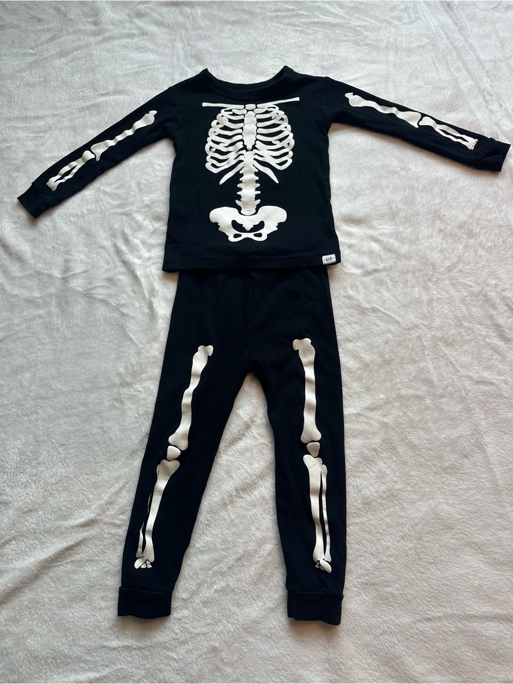 Gap Kids Black Skeleton Halloween Two-Piece Pajama kids 3 year